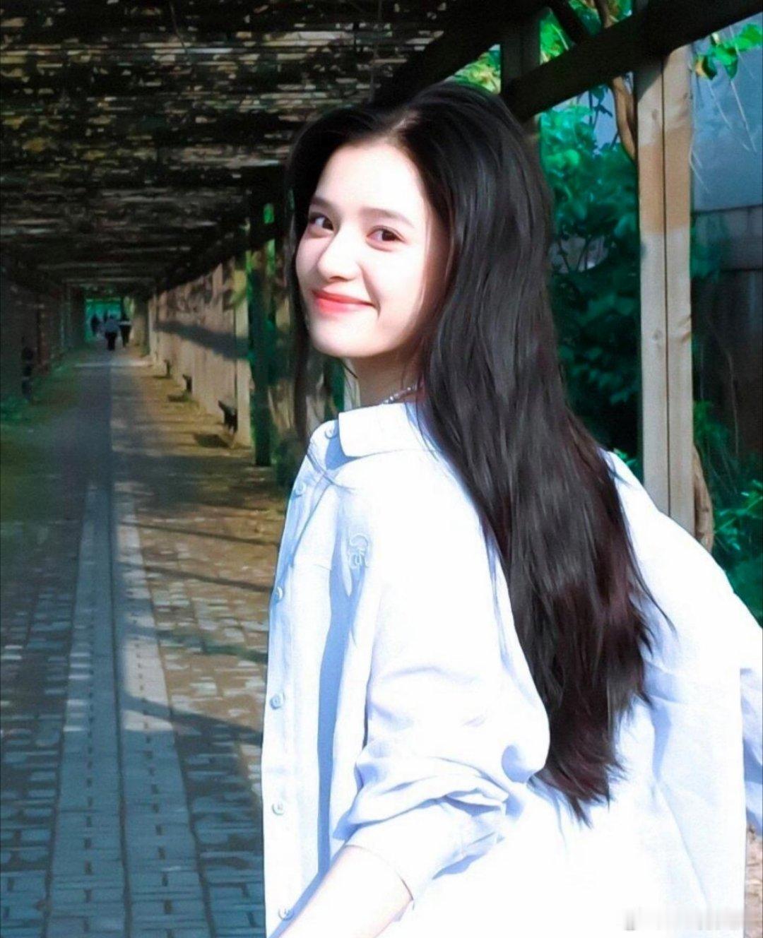 宋威龙正深度接触奇幻剧《潮热雨季未解之谜》，该剧女主有望由田曦薇出演。虽未正式官