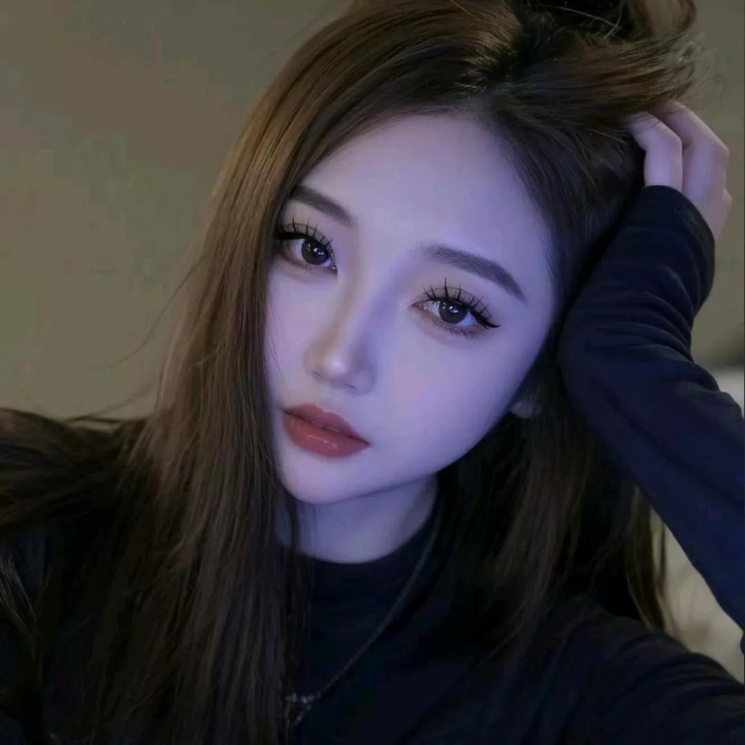 柔美灯光下的优雅自拍，精致的妆容和温柔的眼神气质女孩自拍 温柔美女自拍 甜美自拍