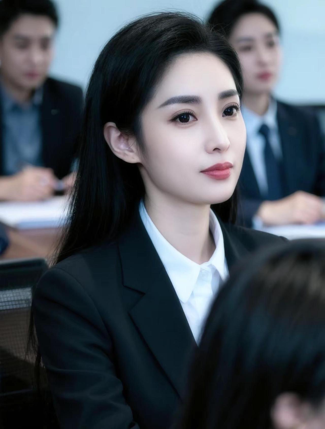 黑色西装怎么搭配好看 黑西装