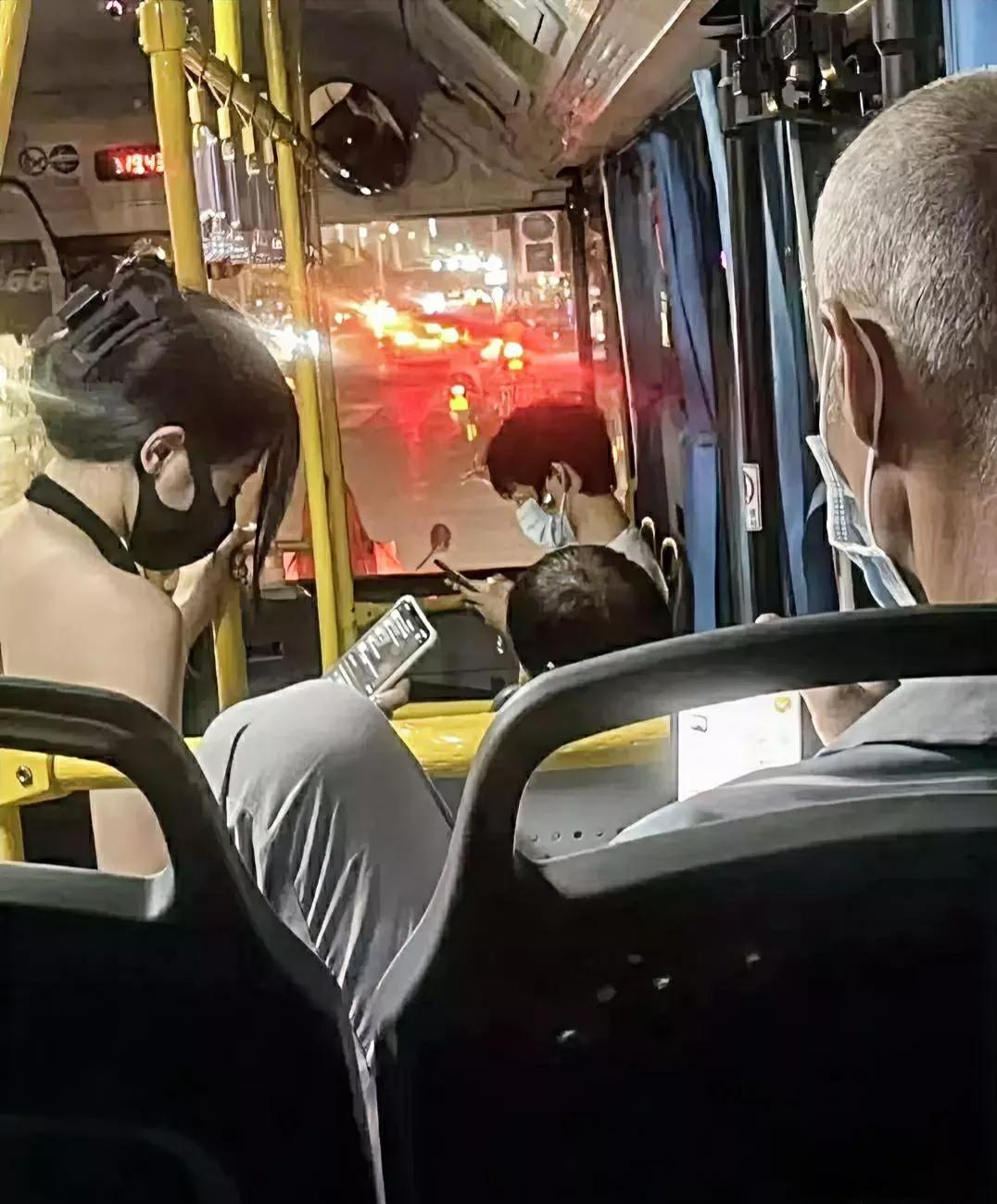 大爷坐公交车，看到一个美女，忍不住拍照，真是人老心不老。