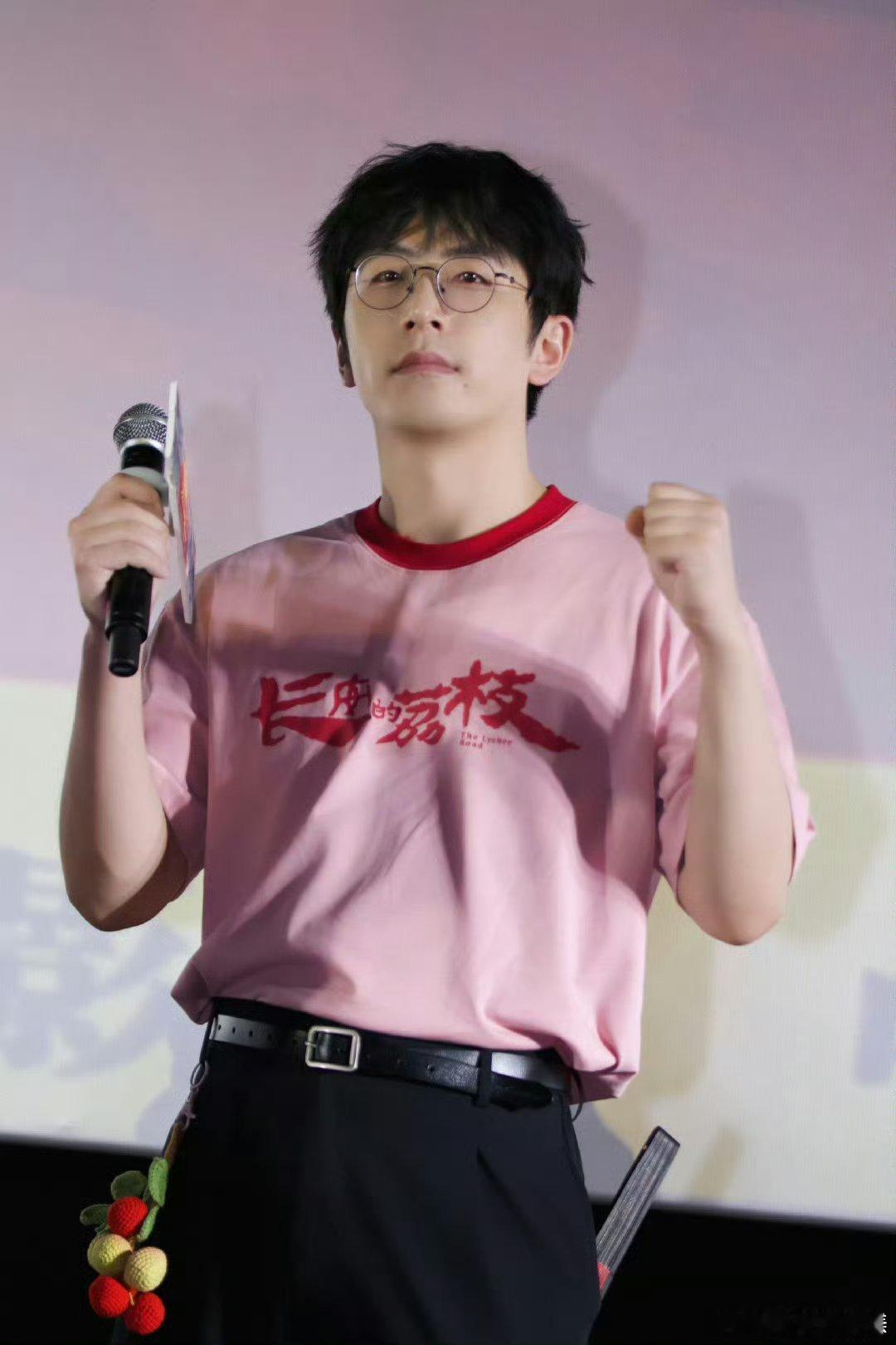 白客演的苏谅是又苏又靓 嘴上讨价还价不饶人，遇事挺身而出不含糊。白客的苏谅有血有