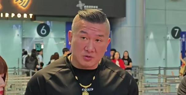 馆长：台湾人自认为国民党是亲中，所以大陆人特别喜欢国民党，才反对民进党的。其实大