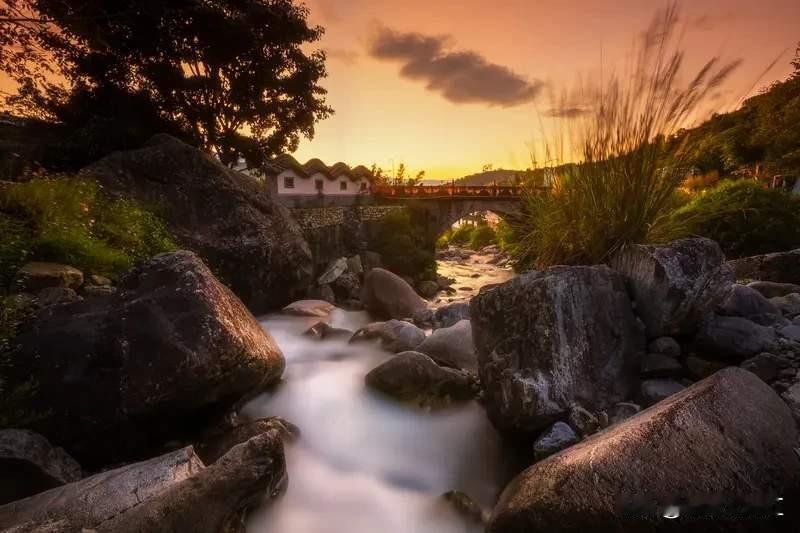 火车行驶路程中是会换火车头的，但现在没过去那么频繁。以前坐长途火车，常能碰到车站