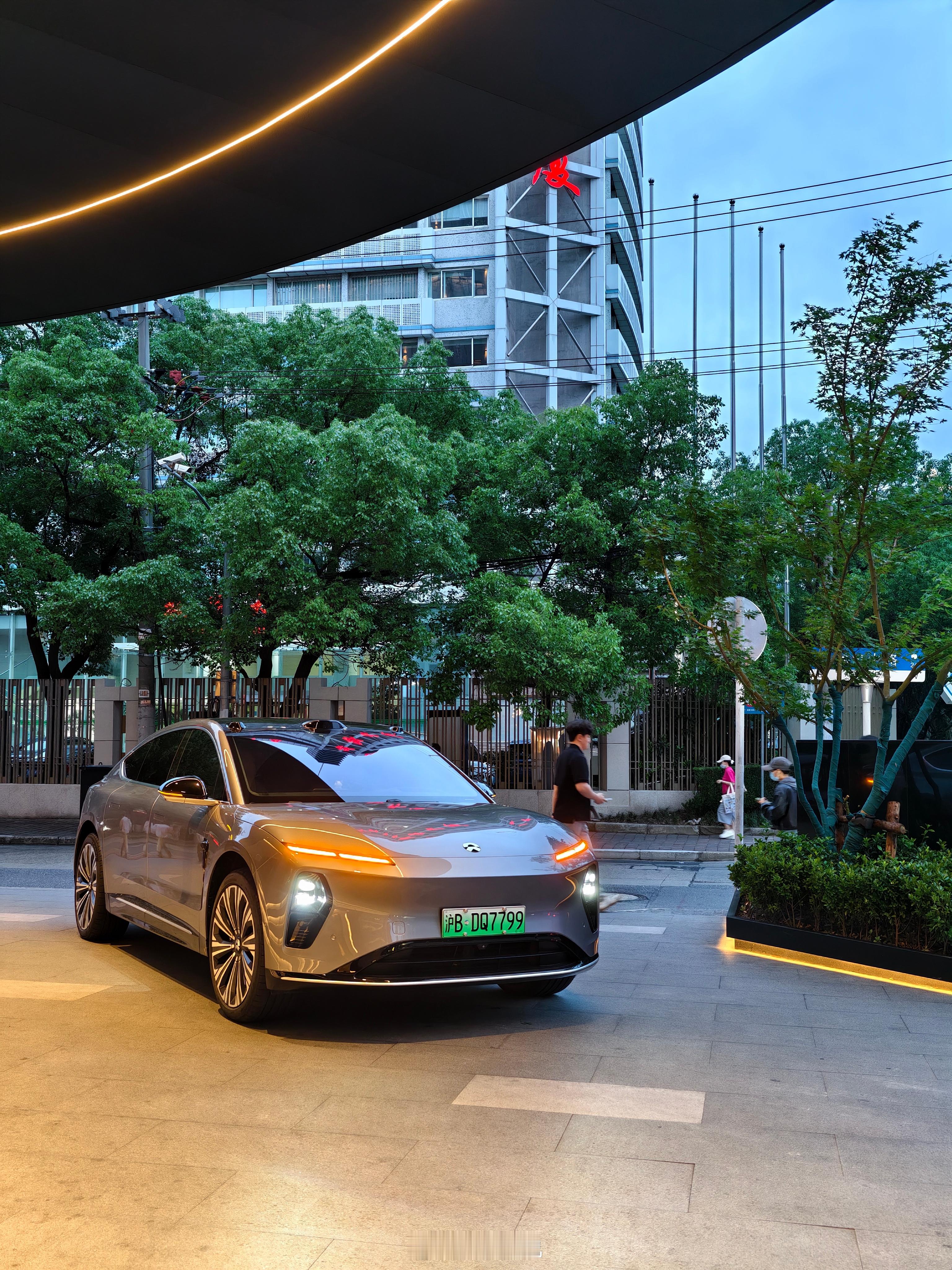 蔚来ET9停在酒店门口，有那味儿么[doge] ​​​