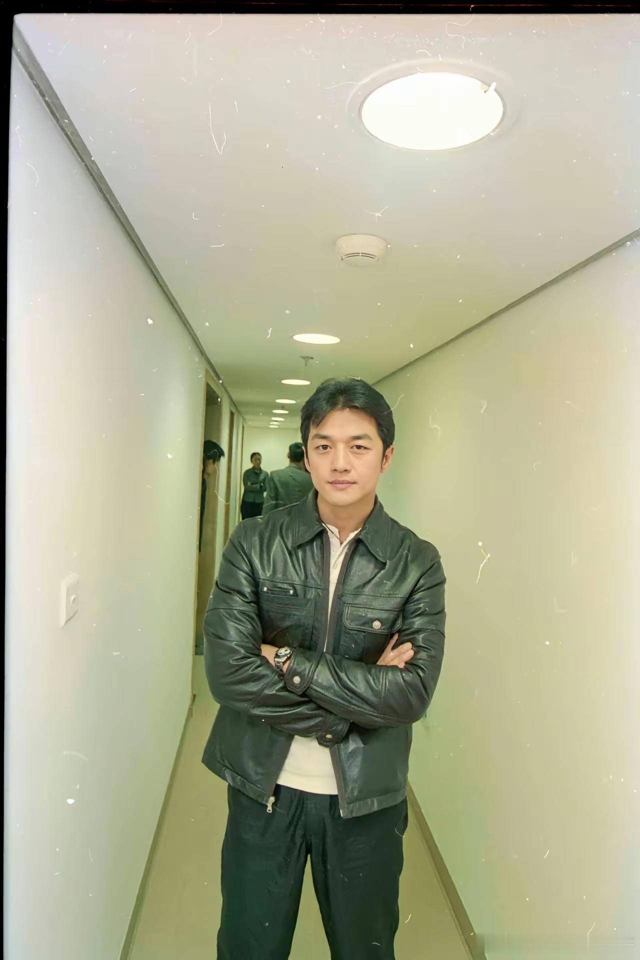 2000年秋李亚鹏在上海，年轻时居然还挺帅，难怪王菲会看上他，周迅曾经说：“李亚