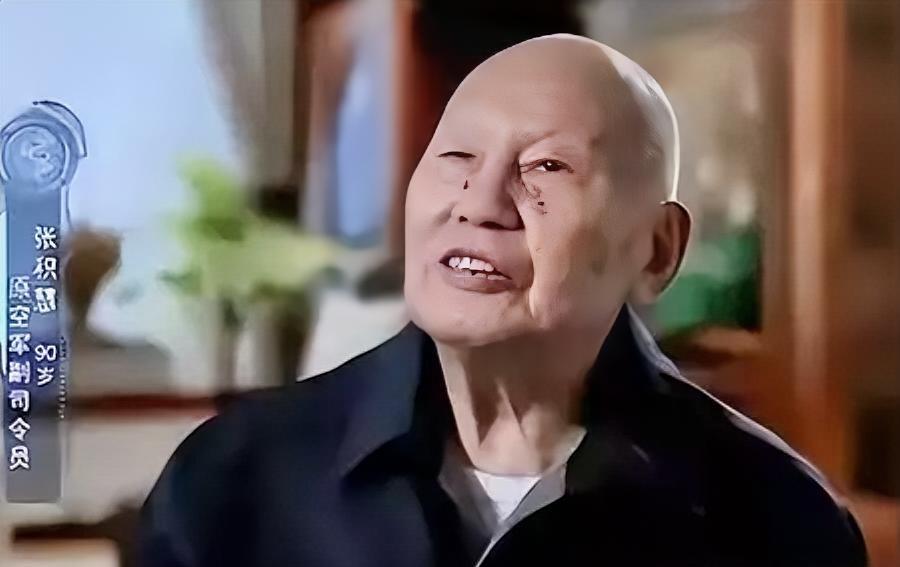 1978年，原空军副司令张积慧被撤职，被关了两年后，转业的他，到成都420厂当副