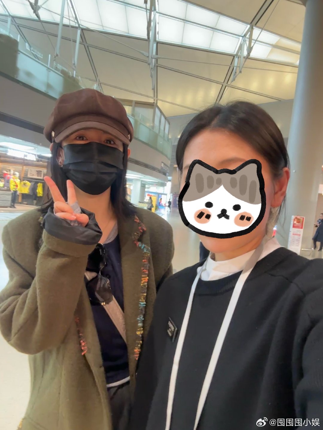 谢娜和路人合照谢娜机场和店员路人合照，我也想和娜姐合照啊。谢娜机场和粉丝合照