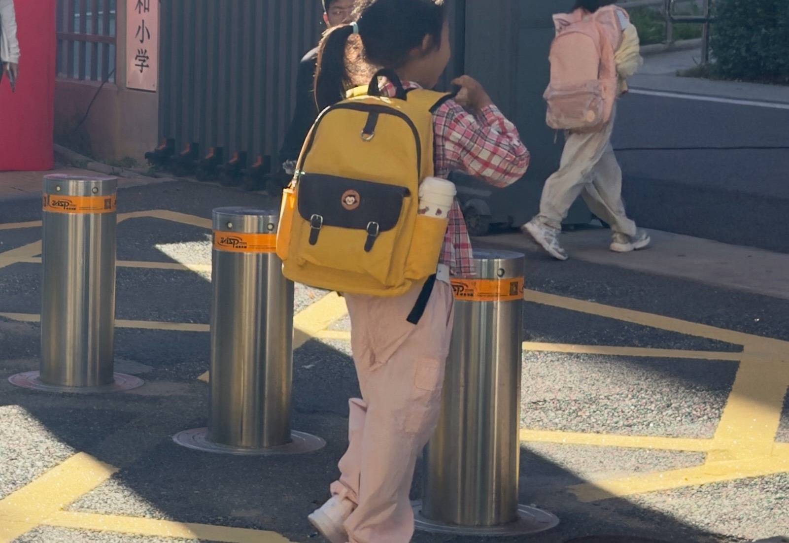 一个年级超90个班 多地出现超大校额大多数都是广东福建吧，我闺女今年上一年级，一