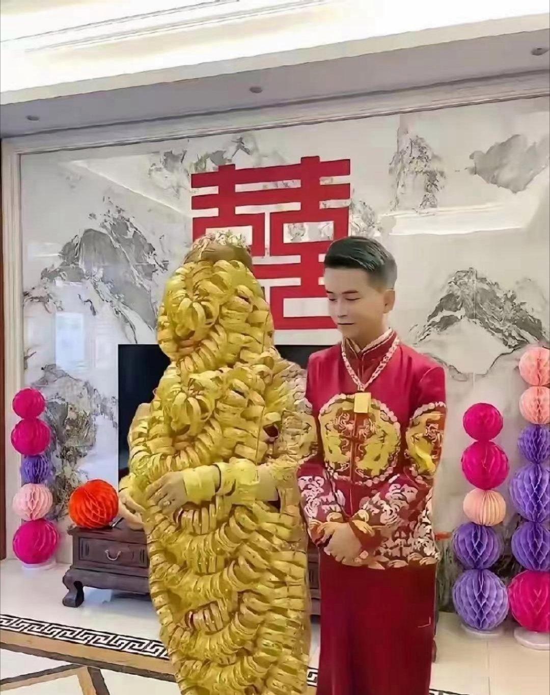 这阵仗也太牛了吧！这哪是娶媳妇儿啊，简直就是娶了一个金疙瘩！不管女方漂亮不漂亮，