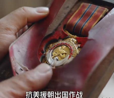 看哭了！辽宁，一场大火烧毁抗美援朝老兵的家，89岁老兵冒死救妻子和勋章，当地退役