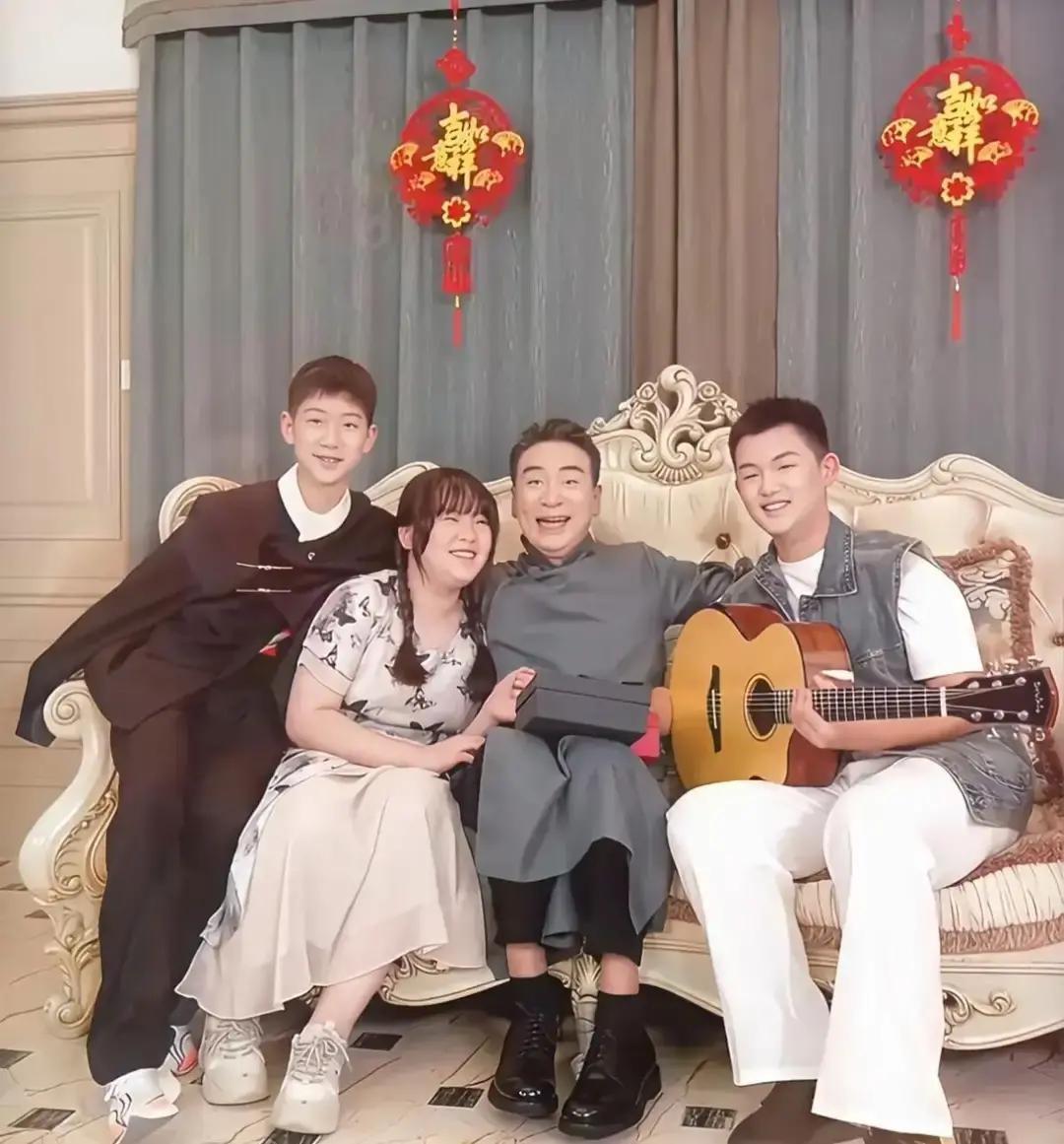 寇振海71岁才抱上小儿子，结果戏一拍就是八个月不回家，如今儿子18岁，父子俩被曝