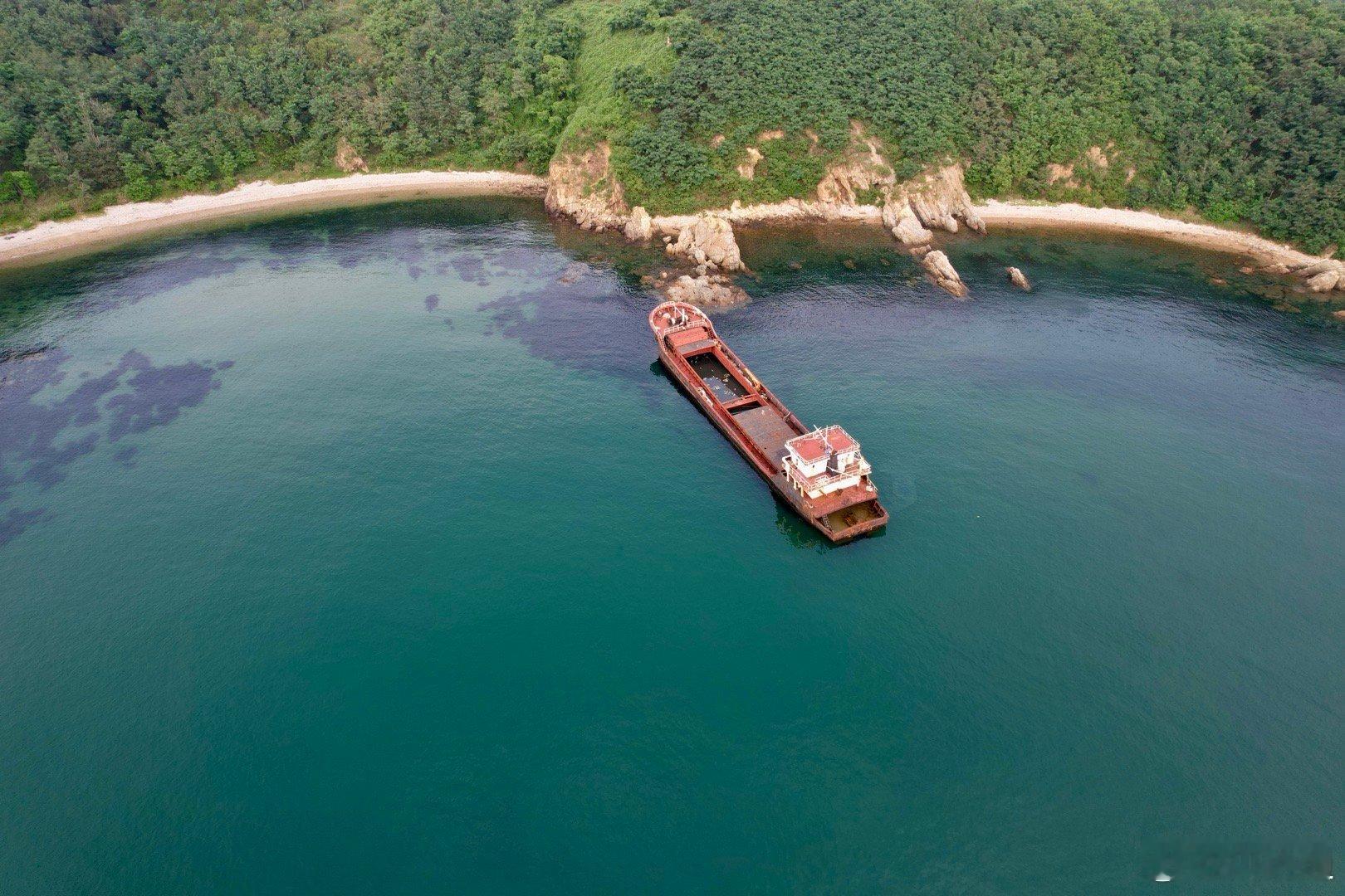 解锁大连旅顺沉船！🚢曾被时光遗忘的船只在潮起潮落间诉说无言的故事，而今成为摄影