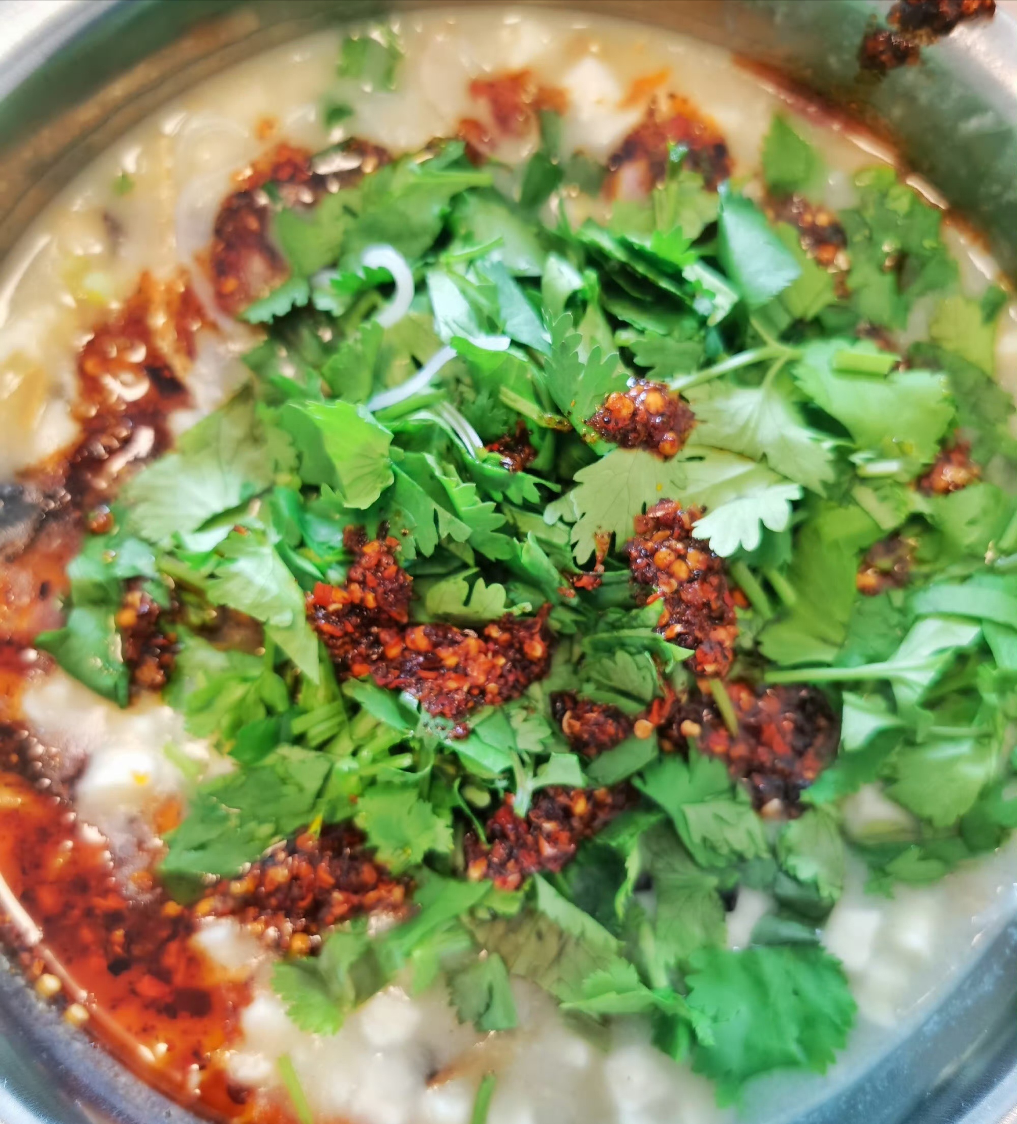 中午吃个食堂的泡馍，辣子香菜多来。特斯拉降价 ​​​