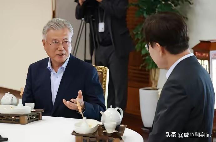 李在明邀请文在寅在青瓦台会面这不是简单的老朋友见面，而是前后两任总统之间的加强合
