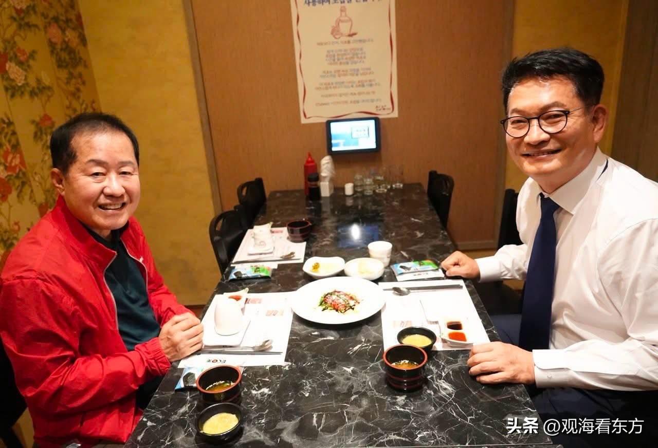 7月22日韩国执政党共同民主党党首竞选人，也曾担任过前党首的宋永吉和国民力量党党