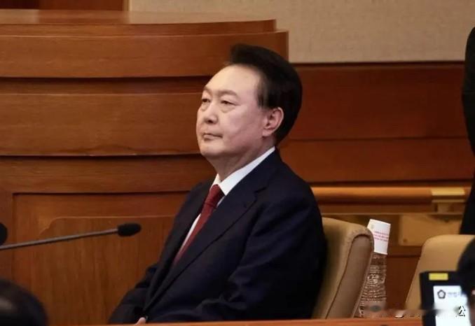 一听要被释放，尹锡悦立马来精神了！
尹锡悦律师称：被拘留后，尹锡悦身体变的更加虚