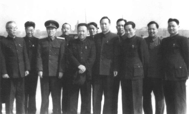 1956年，邓华与辽宁省、沈阳市领导合影。前排左起:黄欧东、邓华、杜者蘅、焦若愚