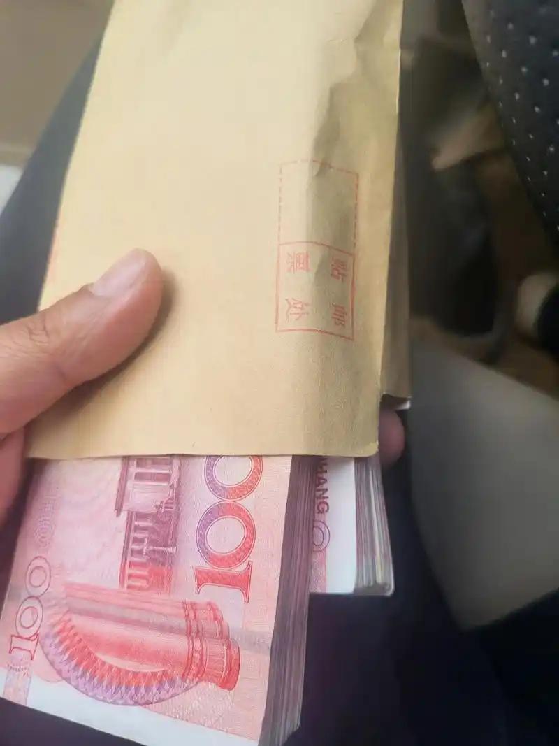老板养了个小三，怕老婆知道，把小三的号码设置成了“广州客户”。一次，小三打来电话