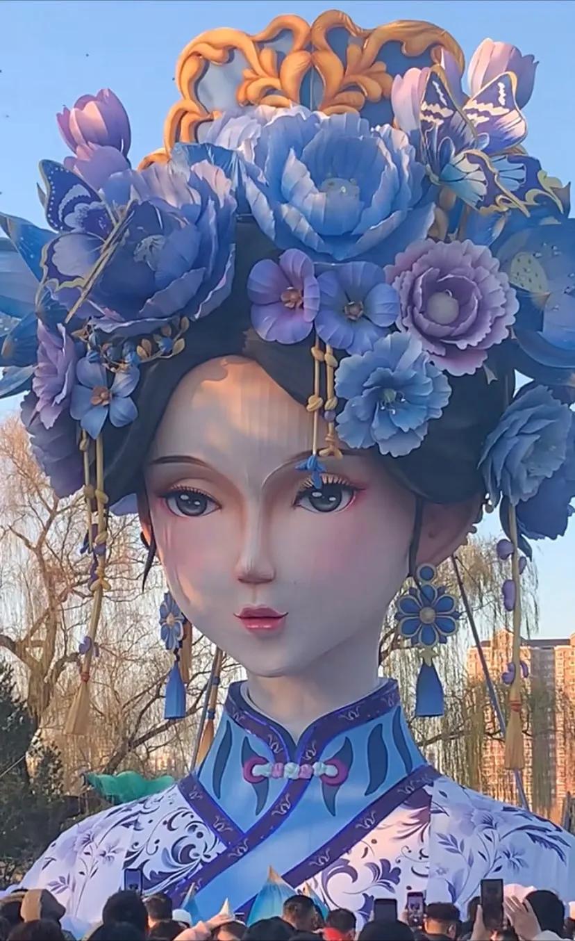 今天去大明湖看了夏雨荷，太美了！简直无与伦比！为啥有人说她吓人呢？