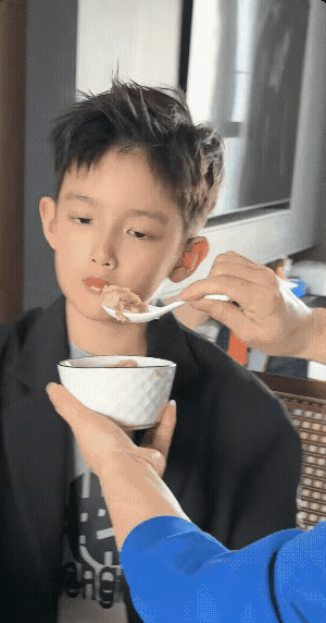 小学二年级了，也十多岁了，还是这样吃饭，这样的孩子还能长大吗？

（网图侵删）小