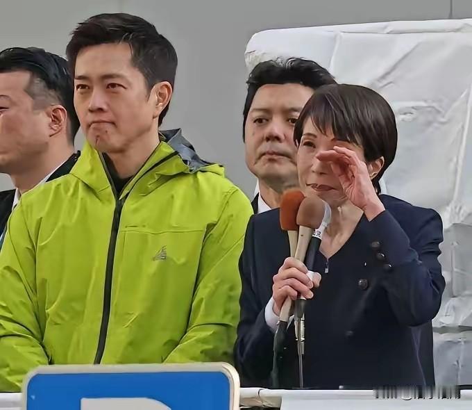 高市早苗真善于表演，在拉票现场表演的淋漓尽致，痛哭流涕。

在拉票演讲时说：“她