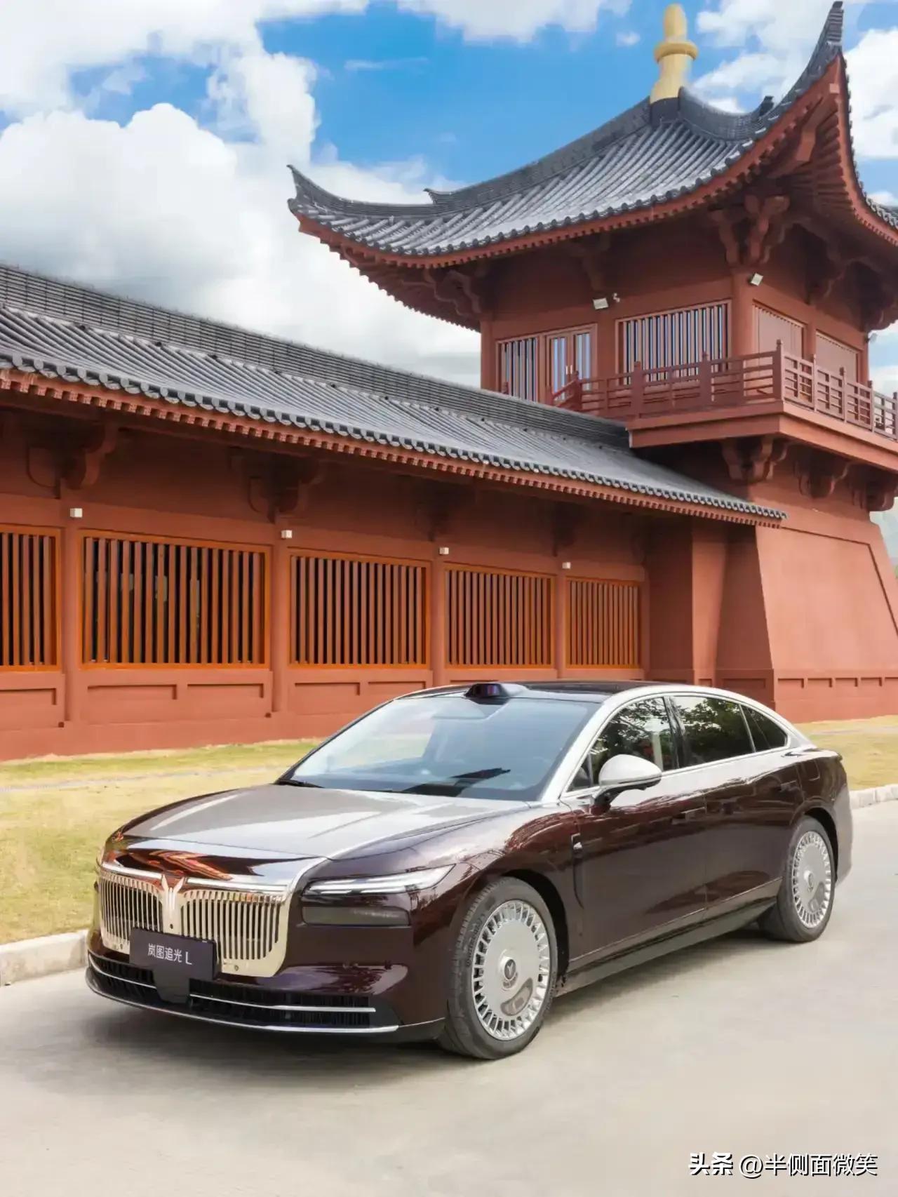 看智能座舱。问界M9搭载鸿蒙4.0智能座舱系统，前排15.6英寸中控屏与10.2