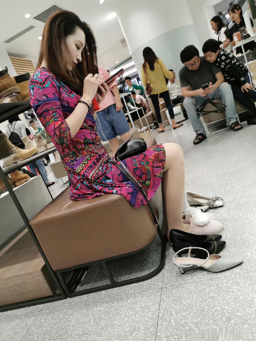 美女驻扎地偶遇街拍