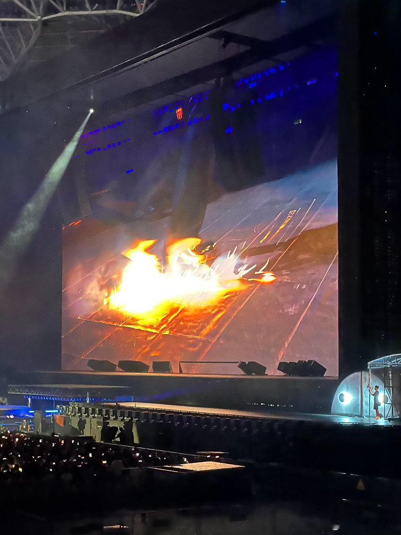 张杰鞋底着火了哪个天才给张杰设计的舞台 我就说嘛，张杰怎么可能允许自己的演唱会出