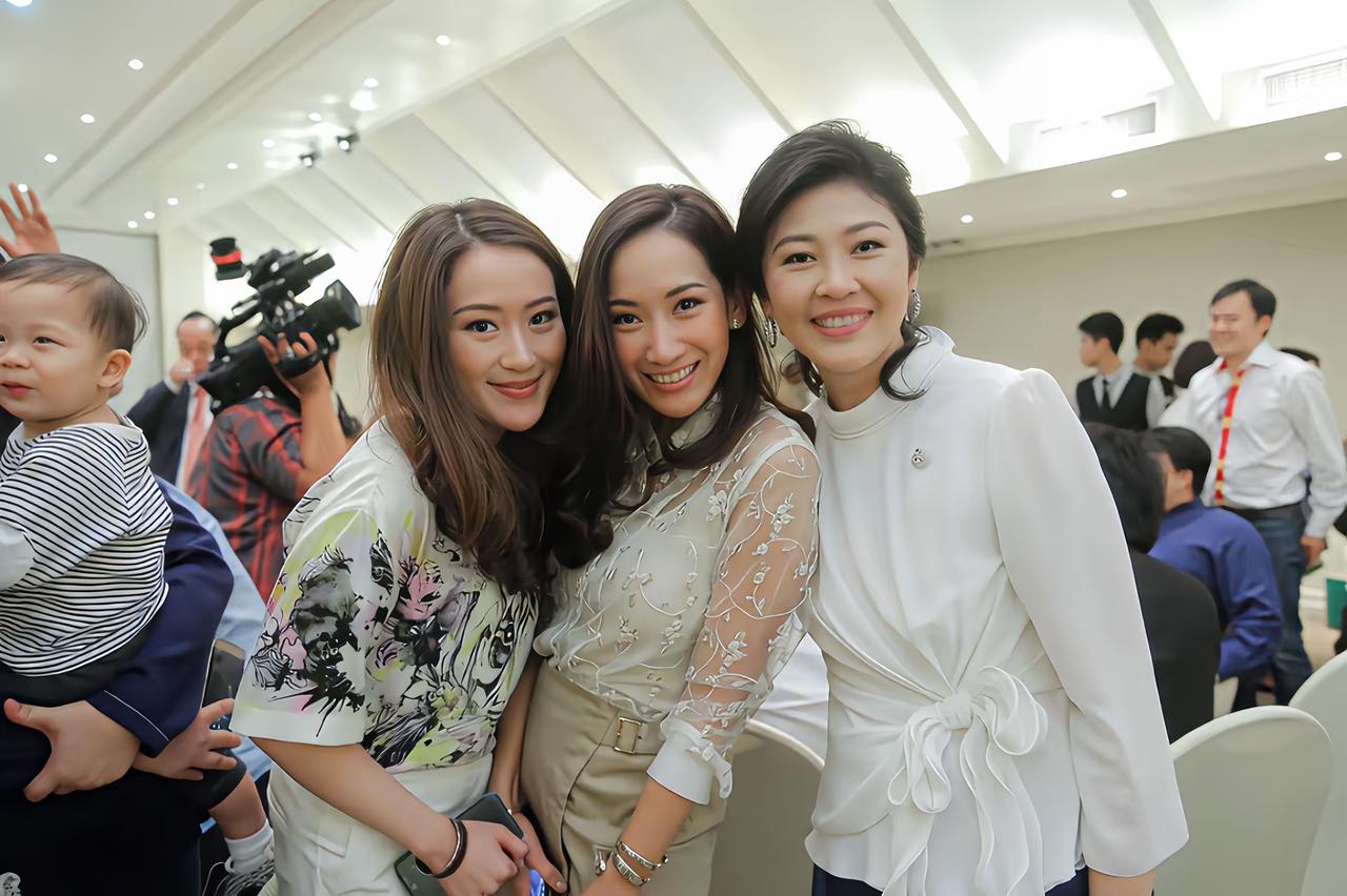 佩通坦和姑姑英拉合影画面，姑侄女俩都是大美女，都是西那瓦家族里的“女中豪杰”。佩