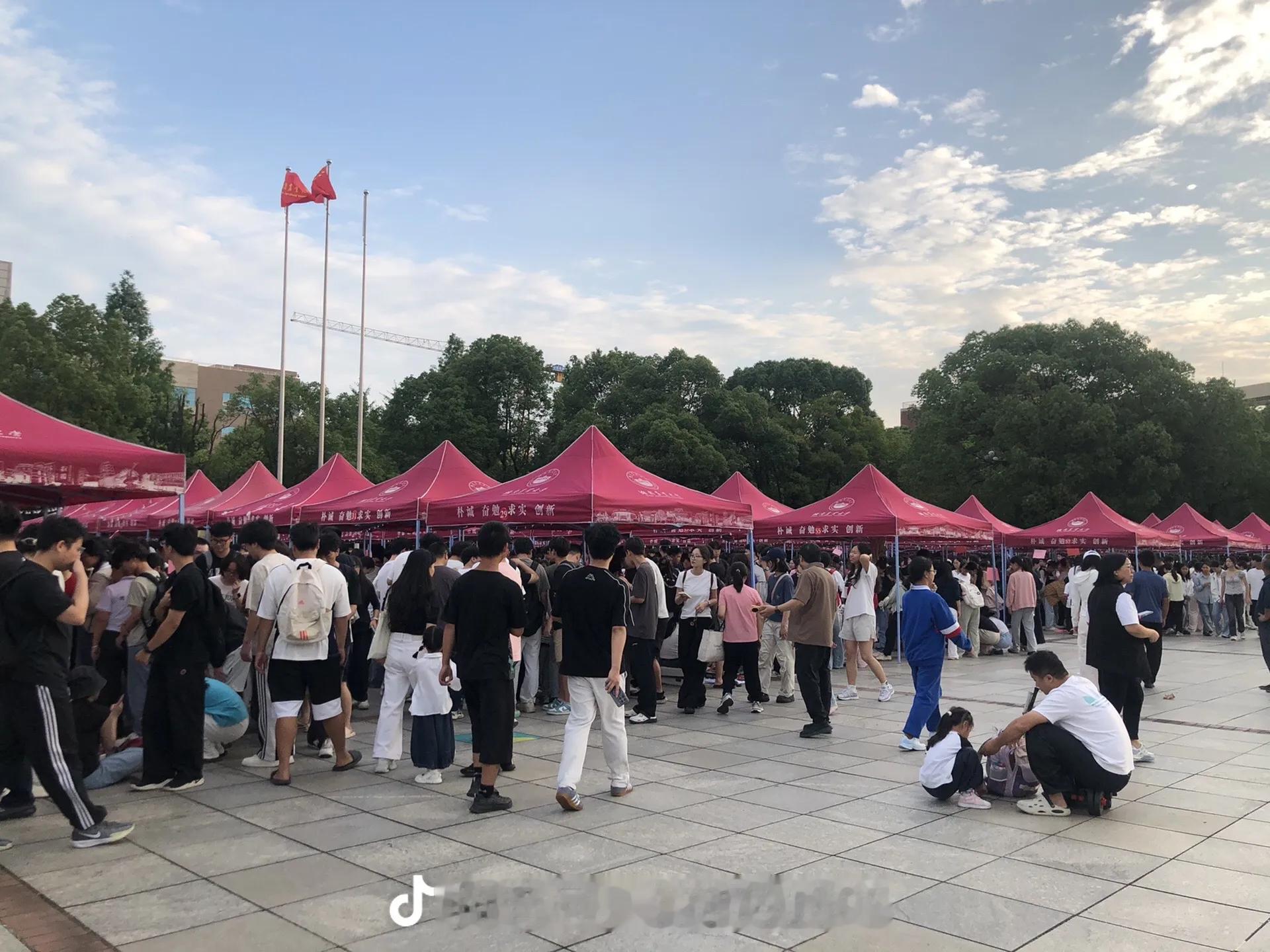 长沙高校跳蚤市场真的很火 马上要毕业了，这个时候去高校的跳蚤市场，好多东西可淘，