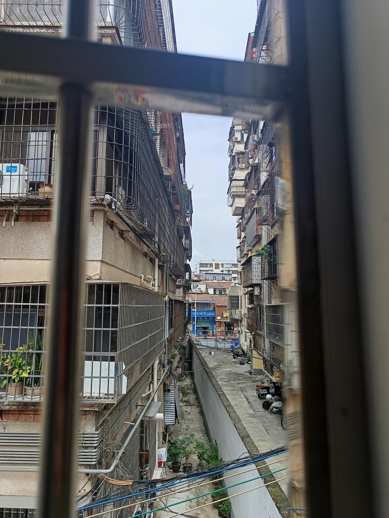 你敢相信吗？这里就是肇庆的端州区
这里是5A级风景区的旁边，为什么房子这么旧，这