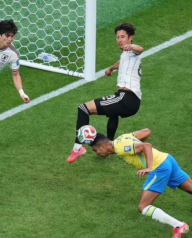 日本成了笑话！日本队1:2不敌巴西，主教练被曝光曾向首相承诺，将努力把大力神杯拿