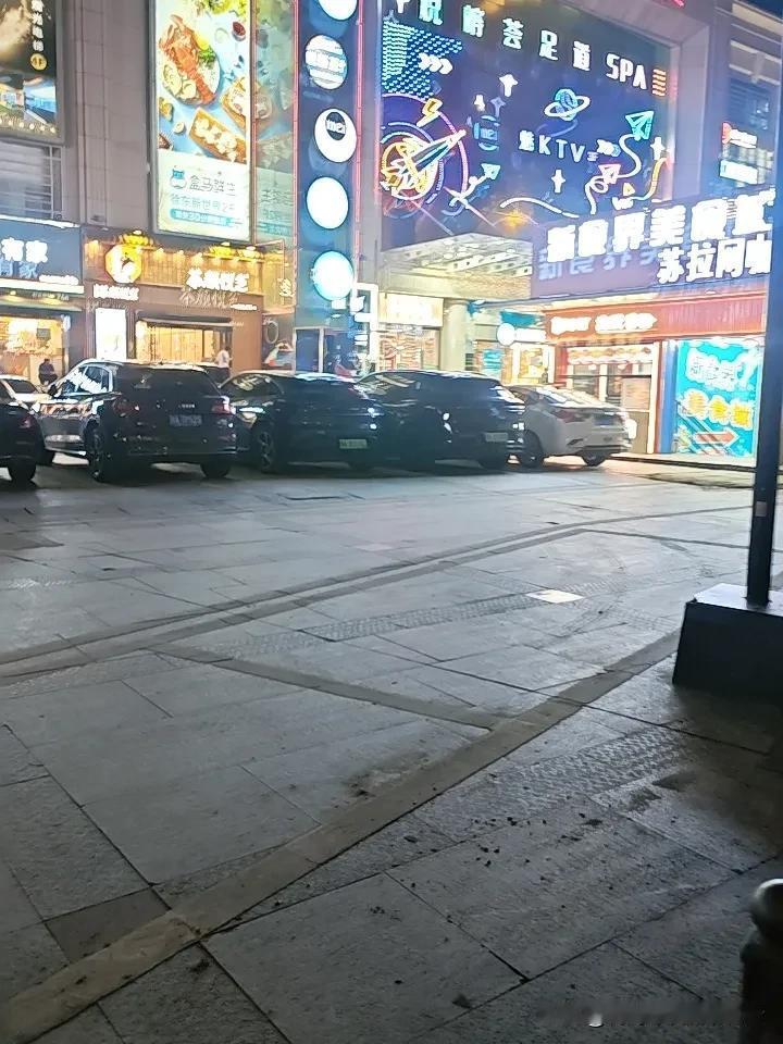 武汉话正在悄悄消失？这一幕让很多老武汉人破防了。
 
下班路过老城区，拐进巷子里