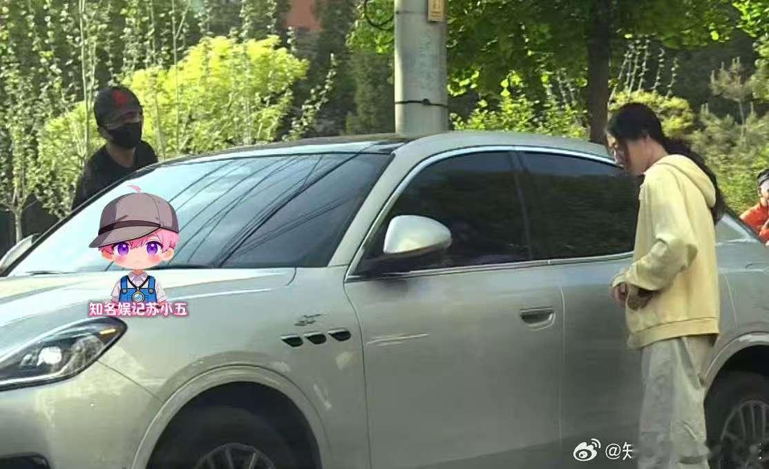 曝黄子弘凡同女经纪人玩耍至深夜曝黄子弘凡同女经纪人玩耍至深夜，全程均为群体活动，