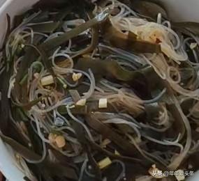 一到夏天，最喜欢的就是这道凉拌菜，海带拌粉丝，清爽可口，又不油腻，是开胃下饭神菜
