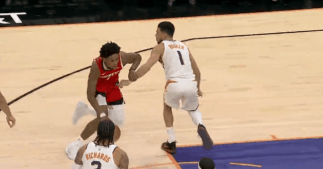 恶意犯规！阿门上篮的时候，直接被布克劈头盖脸拽了下来，这动作，确实是危险！

好