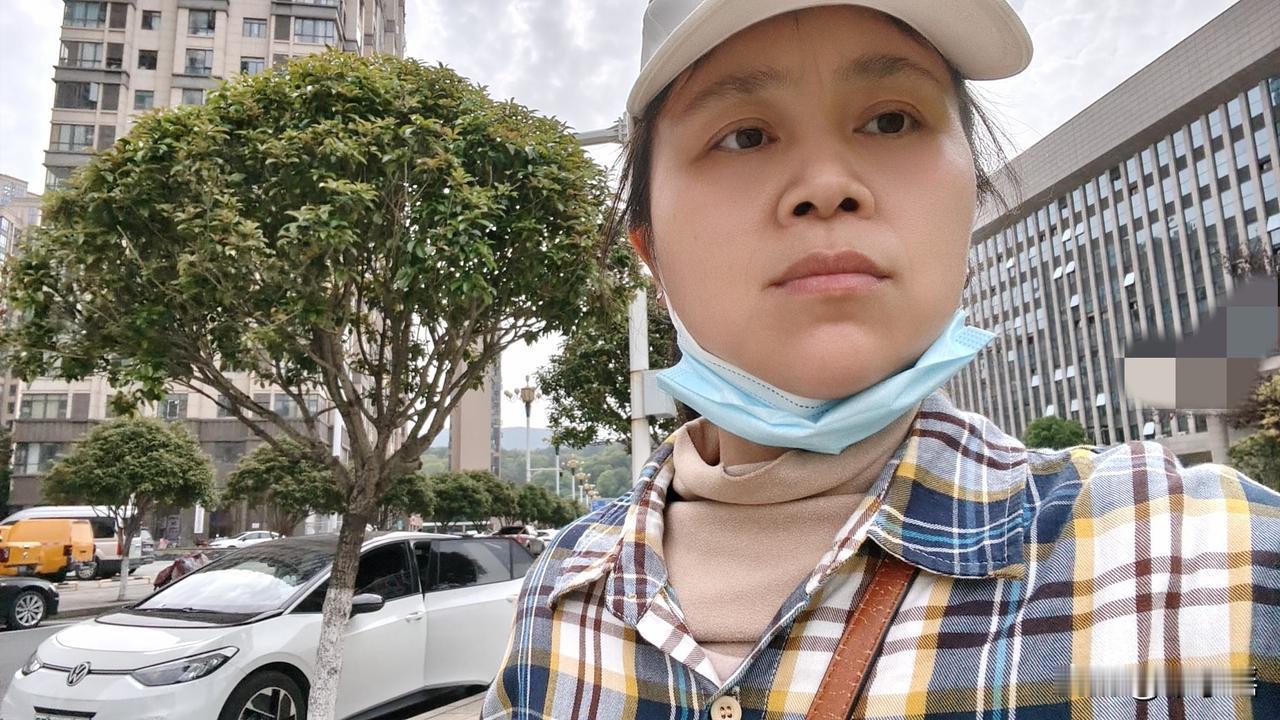 38岁做了子宫和卵巢双切除。曾经自卑到认定自己是一朵烂桃花，情绪低落，看不起自己