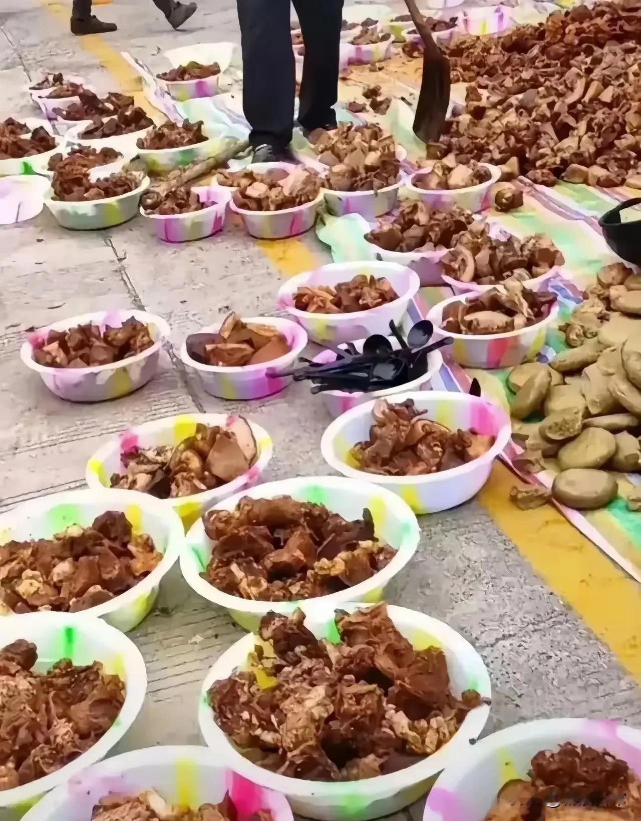 一个山西朋友到广东工作，他认识了一个外地的朋友，他这个朋友结婚，山西朋友去参加他
