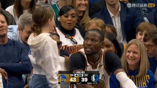 又伤一个！库明加崴脚伤退，还抢小女孩座。
没有踩脚应该是自己崴了下，他就势抢了小