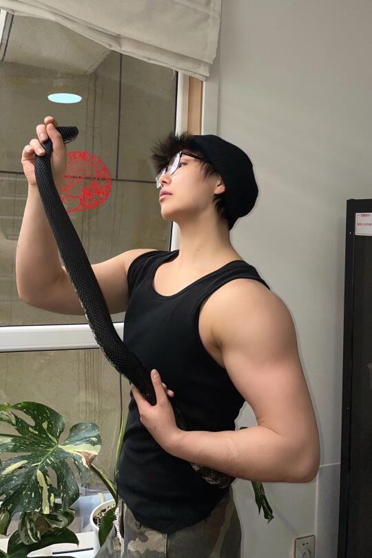 短发女生｜🐍其实开始都不太敢摸