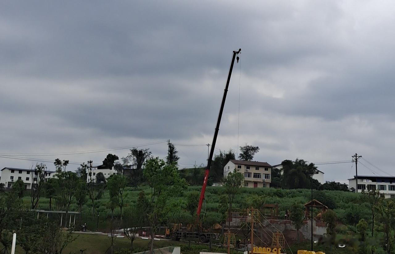 我隔壁一个高中生好心扶一位摔倒的老太太，结果被讹三万，所以，现在老年人摔倒，真没