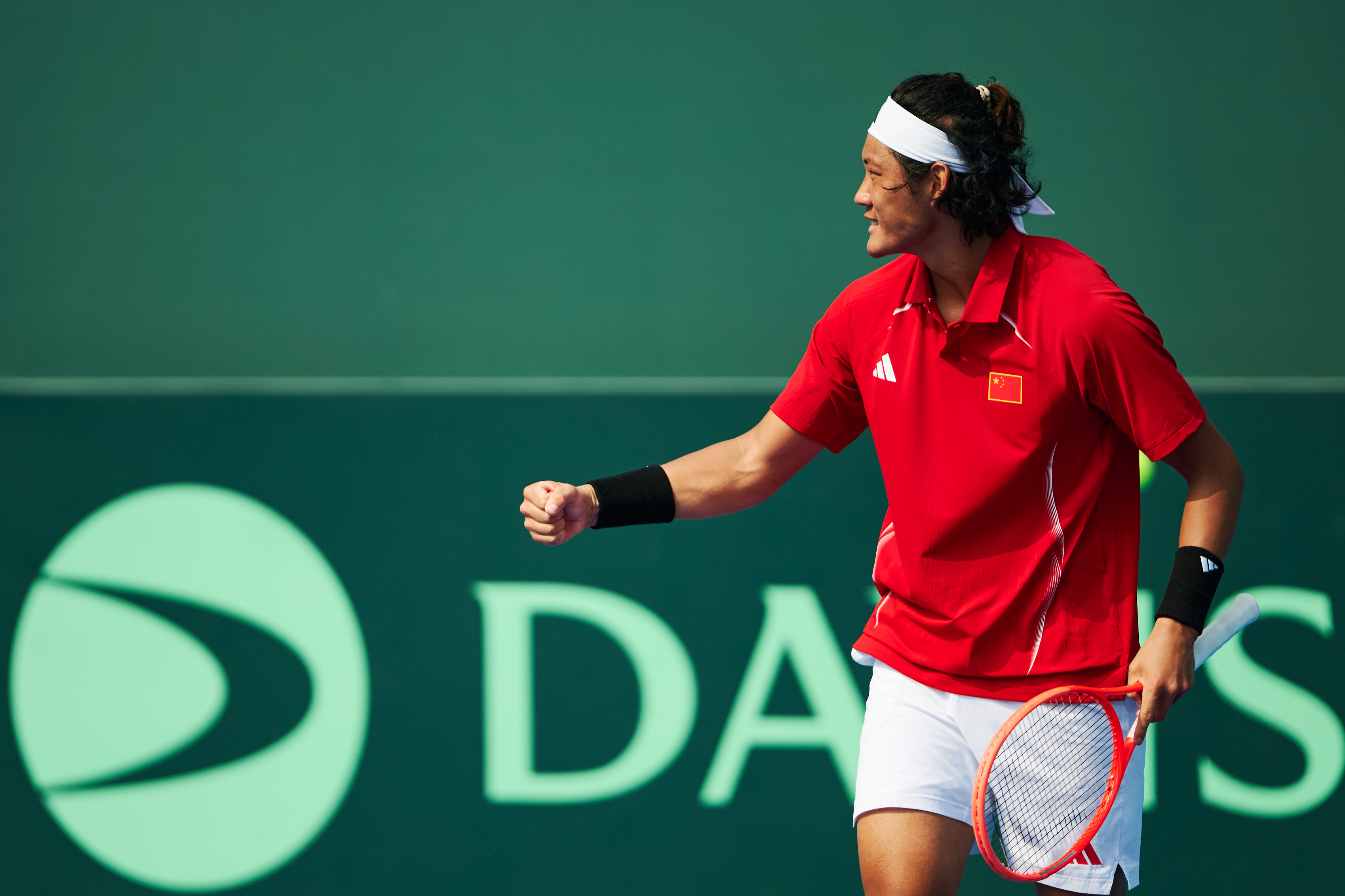 戴维斯杯第二比赛日，张之臻赢下男双比赛赛点时刻的庆祝，很有力量很帅气！和搭档周意