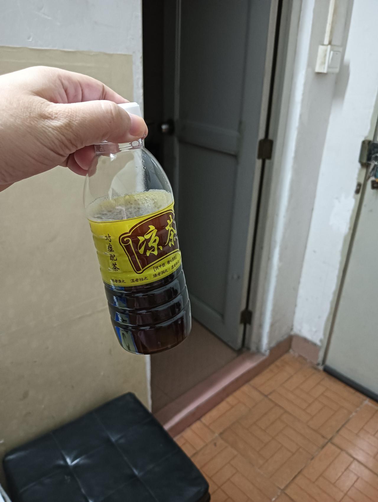感冒一个星期了，吃什么感冒药都没有一点效果，今天买瓶凉茶喝看有没有效果。感冒真的