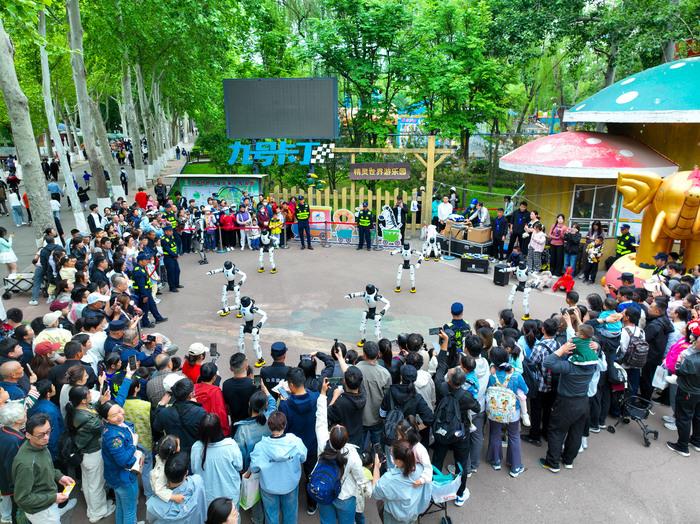5月2日上午，济南动物园内人头攒动，孩子们的惊叹声与欢笑声此起彼伏。来自济南市天