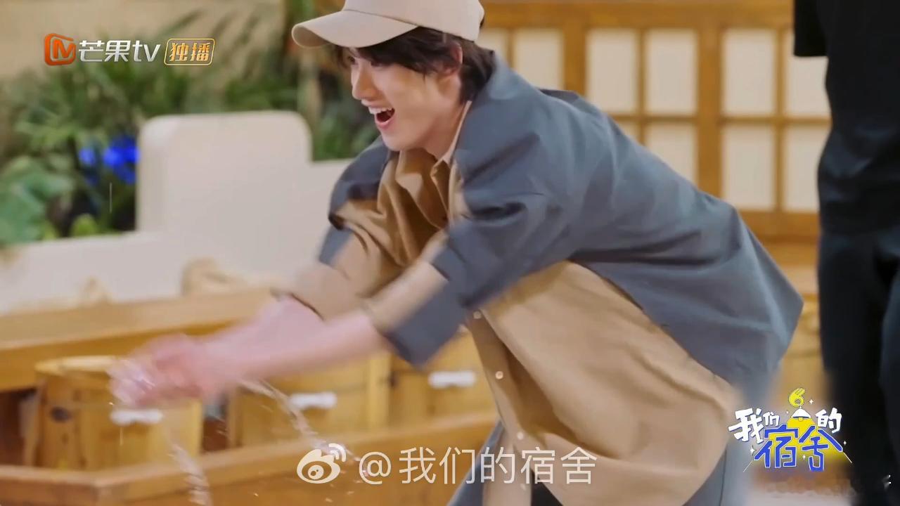 丁程鑫对着王鹤棣就是三连泼王鹤棣被丁程鑫泼懵了 丁程鑫泼大哥 手快准狠 ​​​