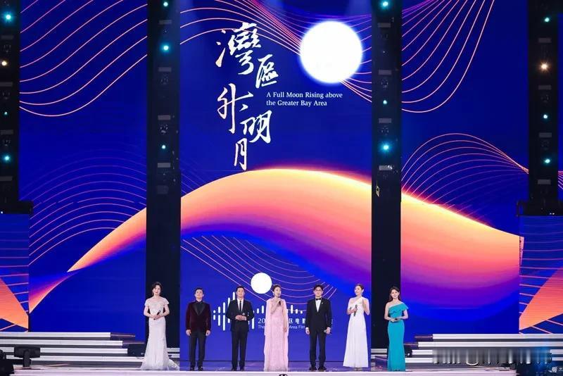我们告终 我们开始
美国畅销小说“以我们告终”（IT ENDS WITH US）