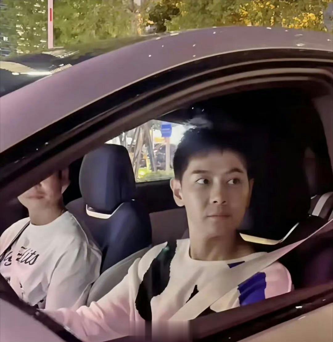 #林志颖自己开车上班录披哥#林志颖老师车祸后的变化很大，标志性的酒窝不见了，现在