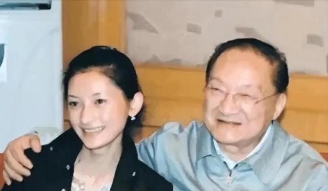 1976年，52岁的金庸喜欢上了23岁林乐怡，他铁了心和妻子离婚，妻子说：“离婚