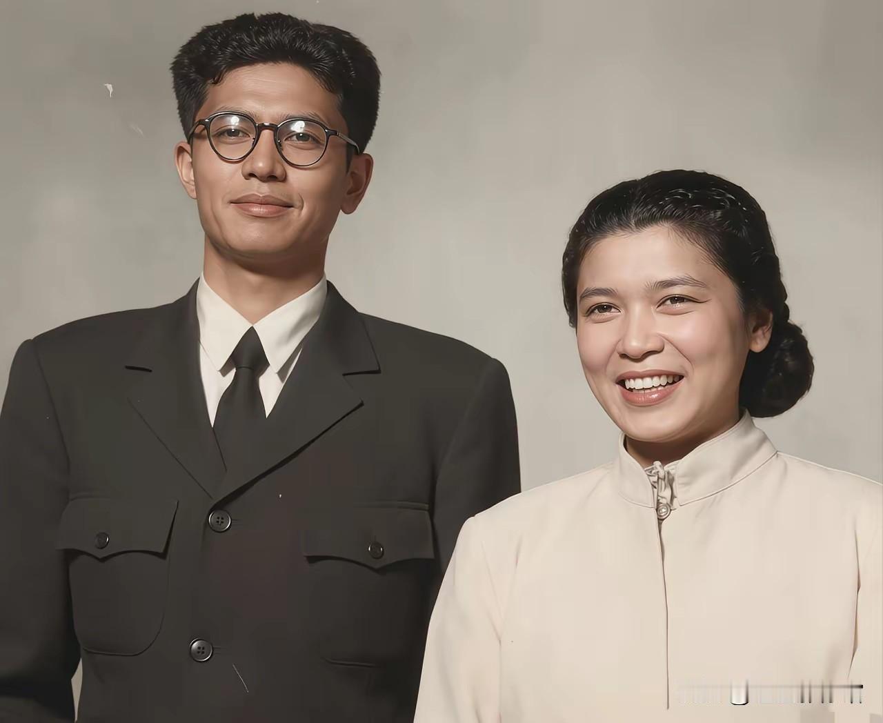 第一张是乔冠华与夫人龚澎的结婚肖像照！
第二张为全家合影，包含长子乔宗准、小女儿