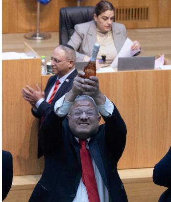 这双重标准太可恶了，一个号称民主的国家，议员们居然抱着香槟在议会大厅庆祝通过一项